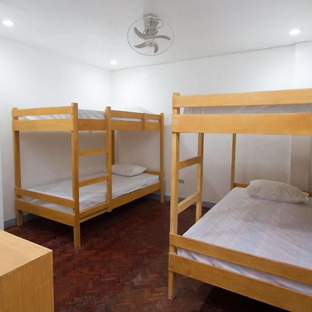 Lokal Hostel Makati City Buitenkant foto