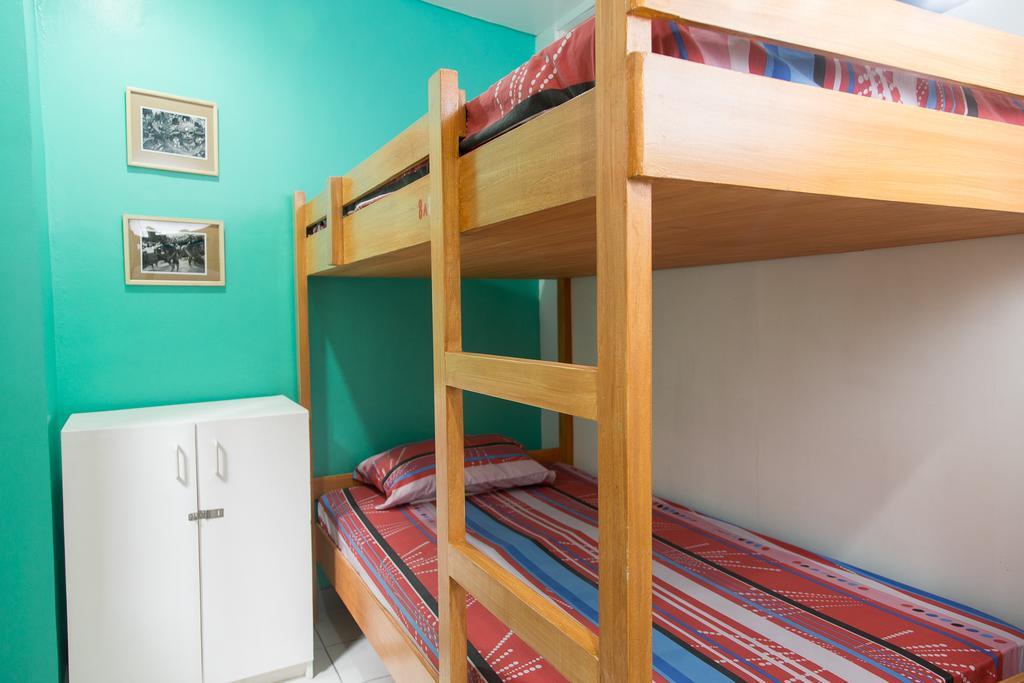 Lokal Hostel Makati City Buitenkant foto