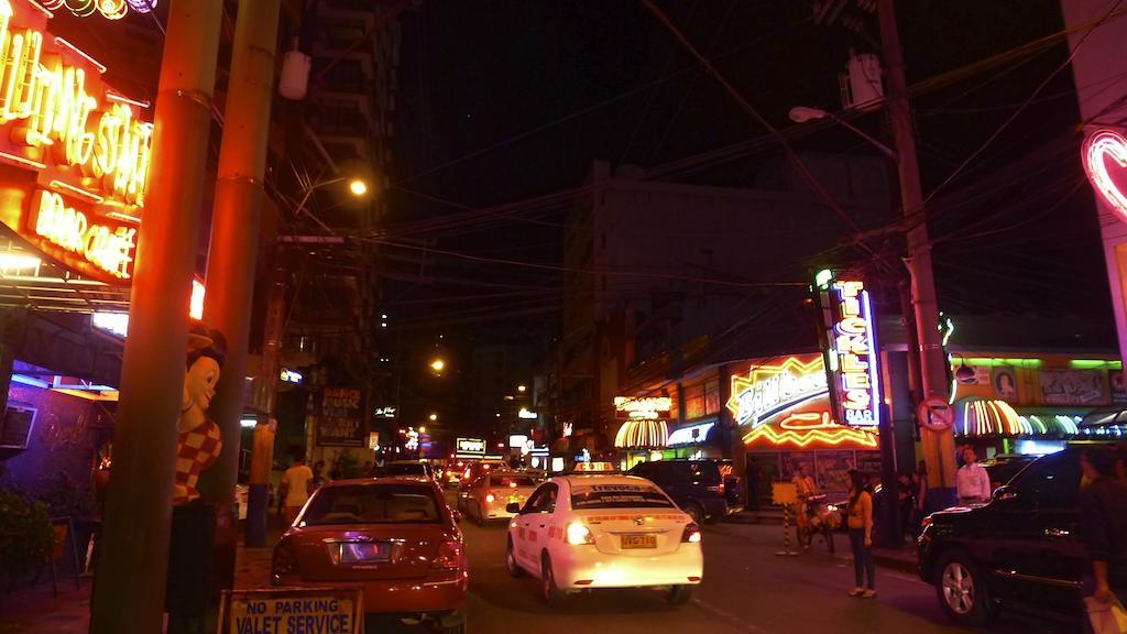 Lokal Hostel Makati City Buitenkant foto