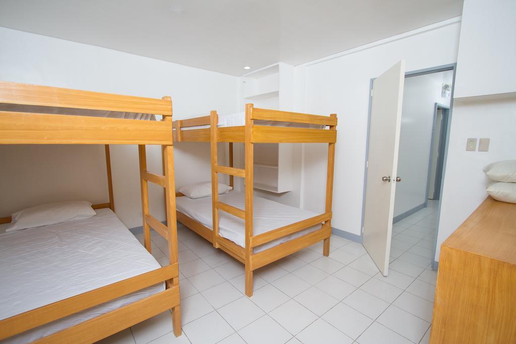 Lokal Hostel Makati City Buitenkant foto
