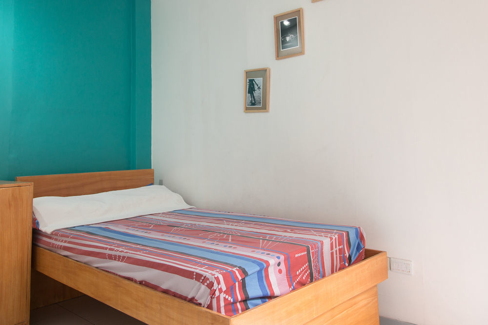 Lokal Hostel Makati City Buitenkant foto