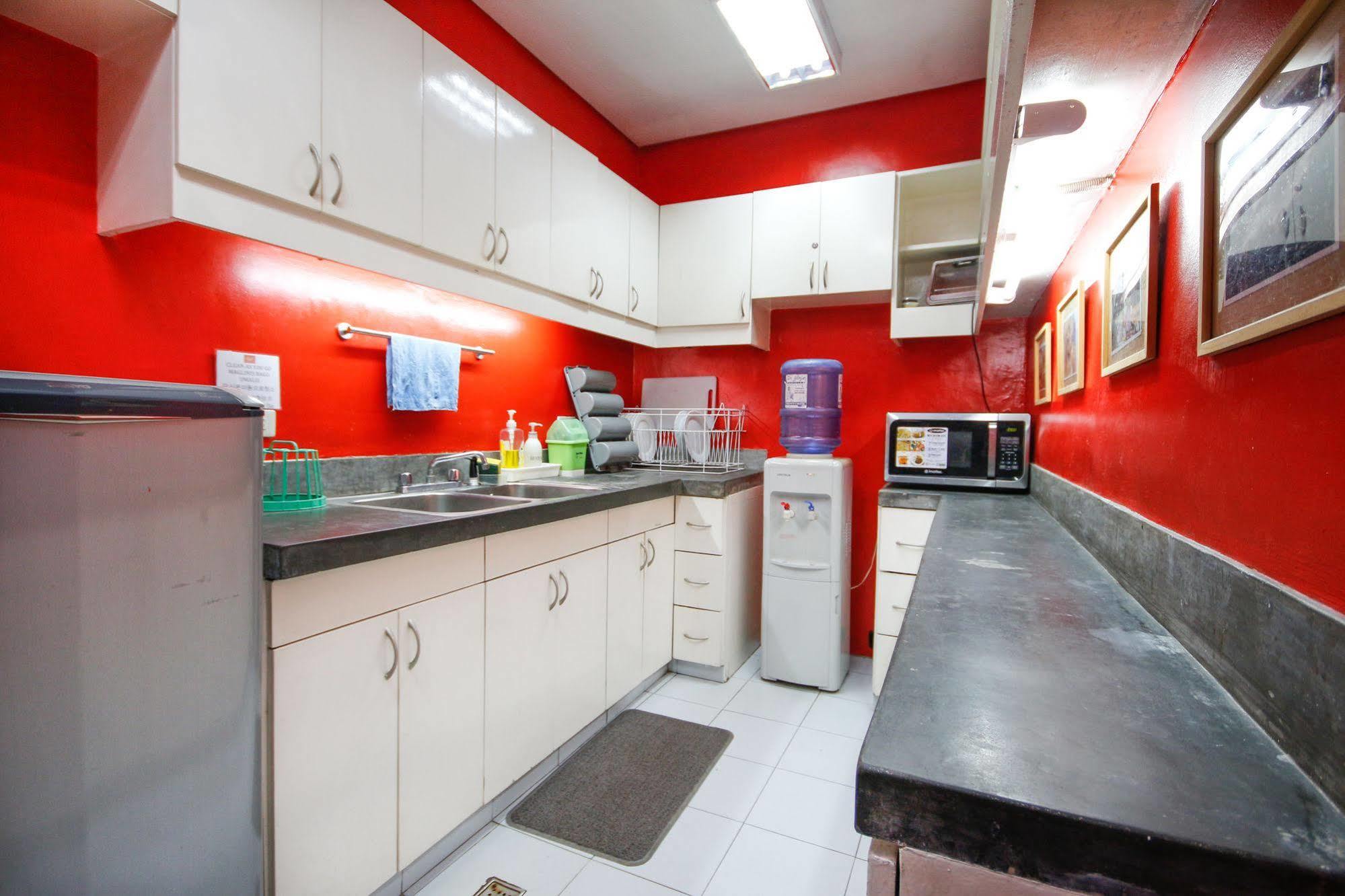 Lokal Hostel Makati City Buitenkant foto