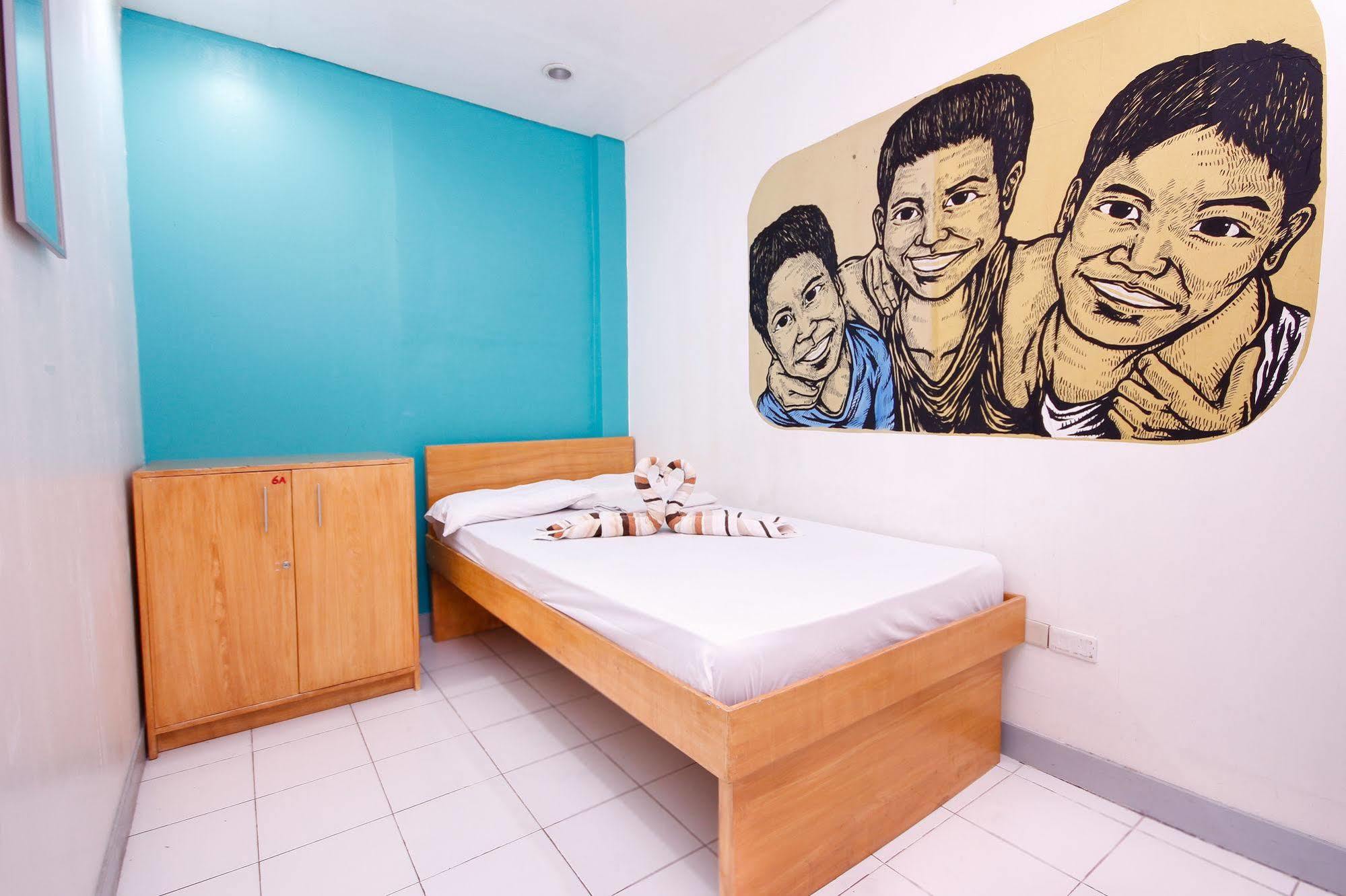 Lokal Hostel Makati City Buitenkant foto