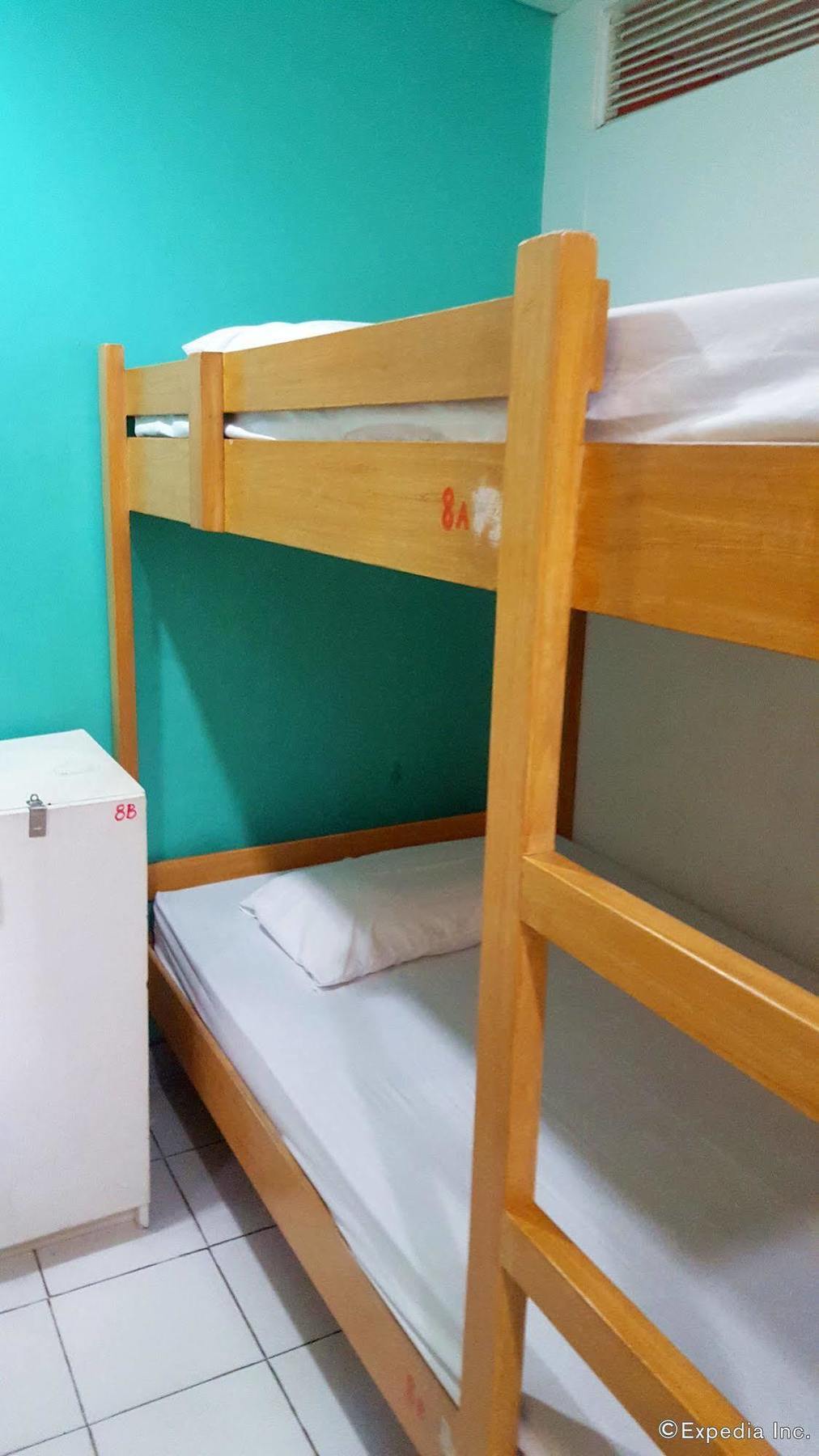 Lokal Hostel Makati City Buitenkant foto