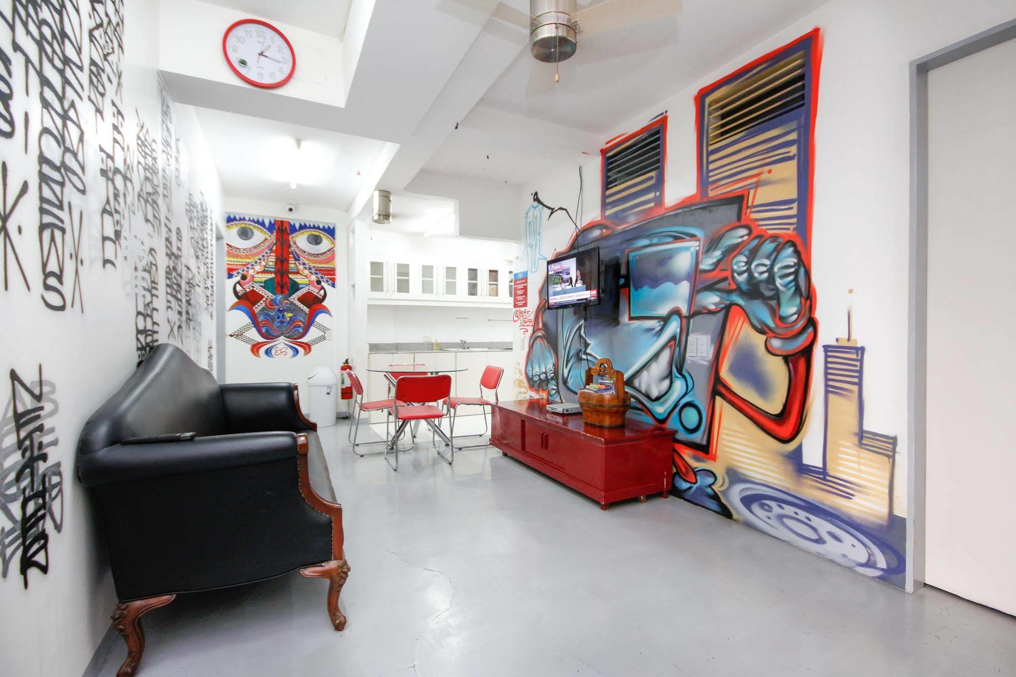 Lokal Hostel Makati City Buitenkant foto