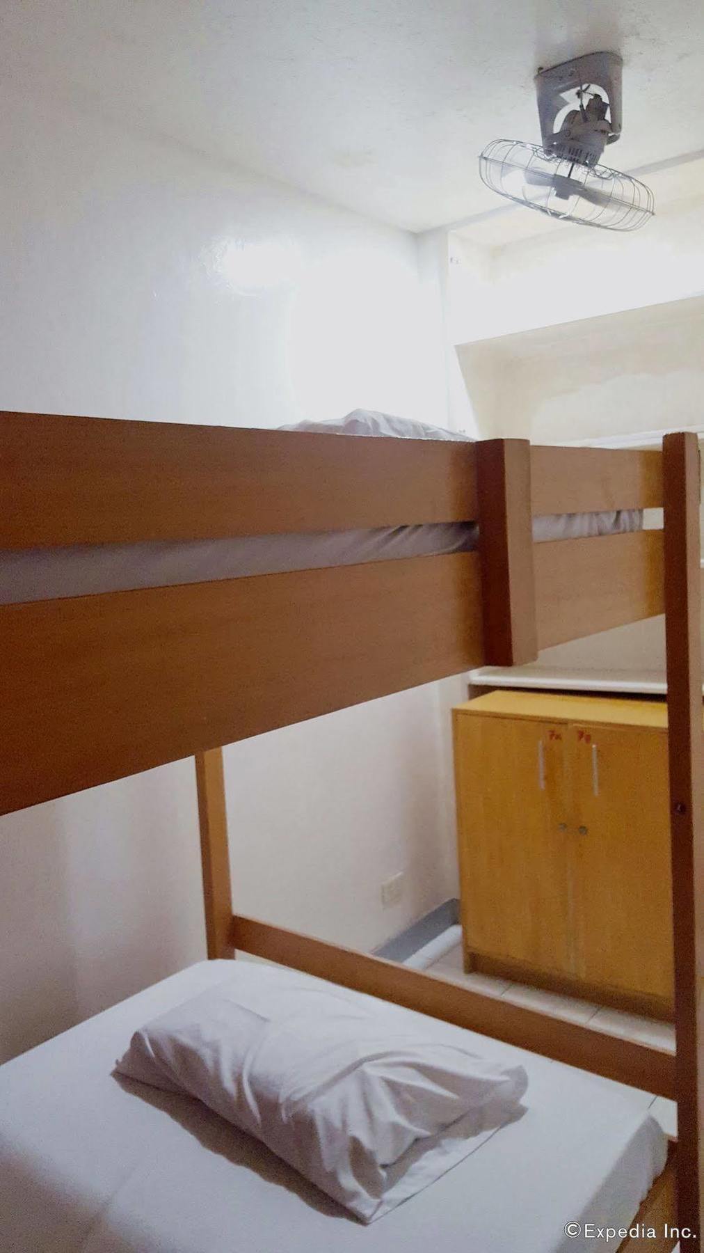 Lokal Hostel Makati City Buitenkant foto